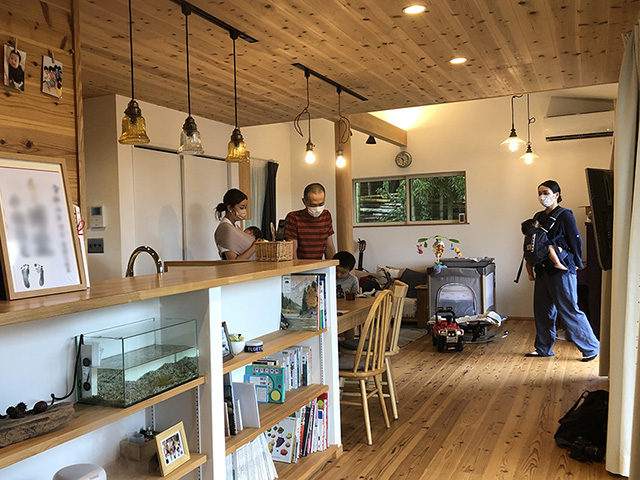 RɈ͂܂ꂽ񐢑т̕炵